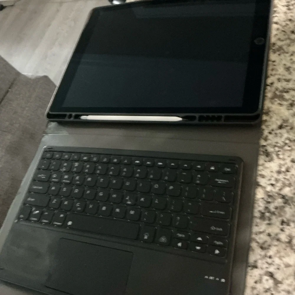 iPad Pro 1 gen 2015 with Black Keyboard and Pencil
